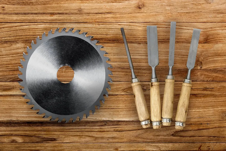 Lame de scie circulaire et outils de menuiserie sur un plan de travail
