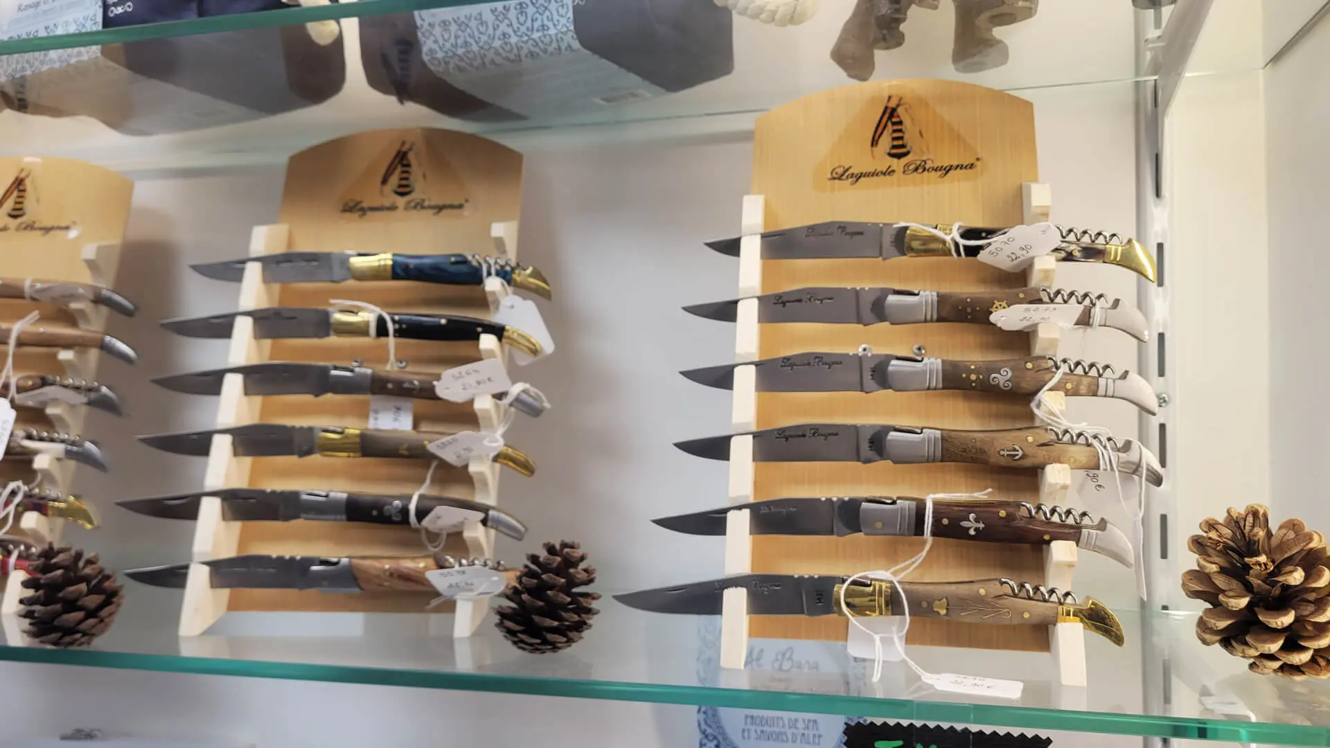 Couteaux Laguiole Bougna présentés en boutique