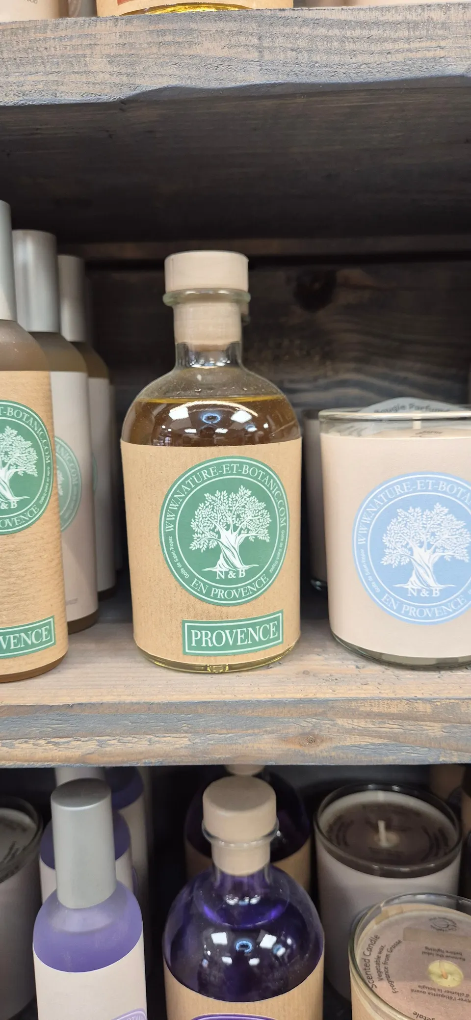 Bougies parfumées et cosmétiques « en Provence » présentés en rayon
