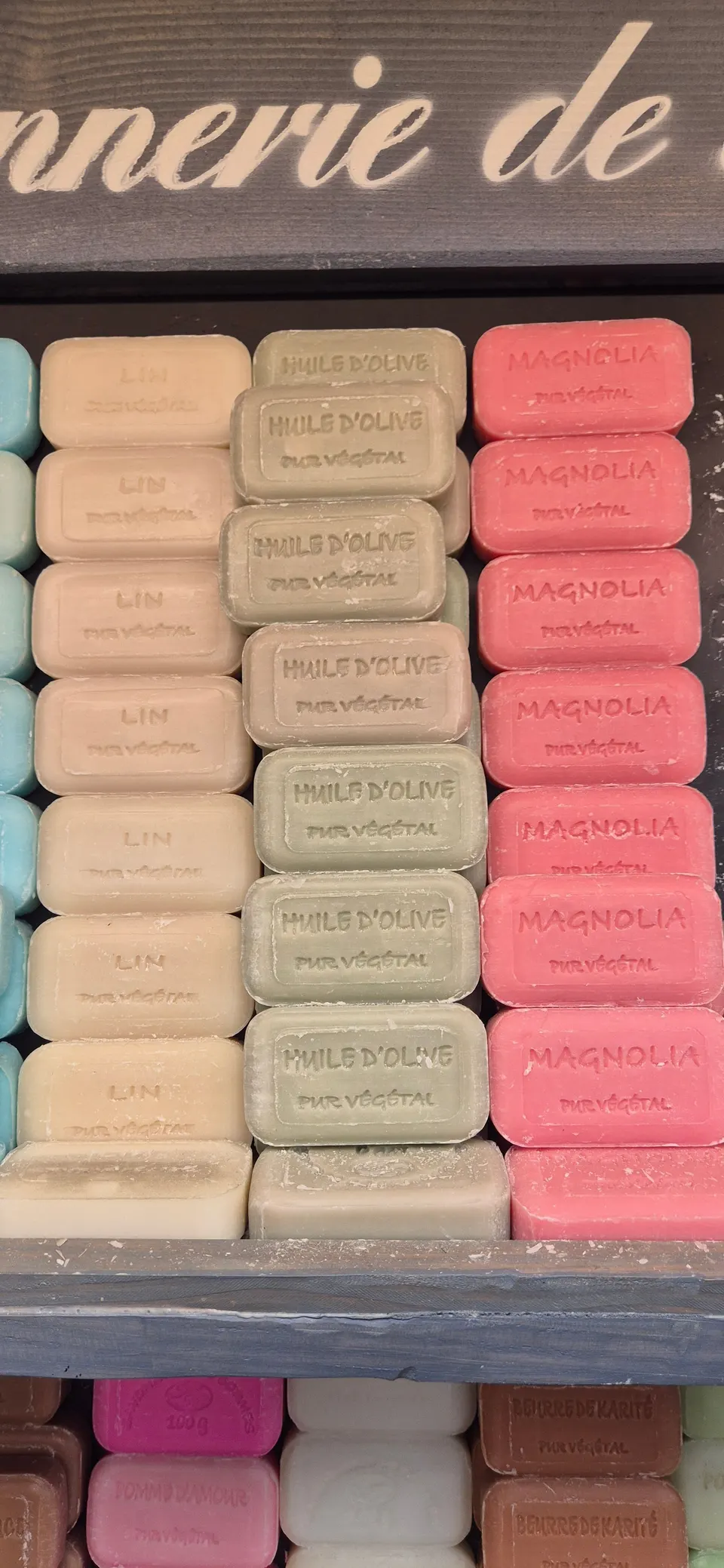 Présentoir de savons de Provence parfumés (lin, huile d'olive, magnolia)