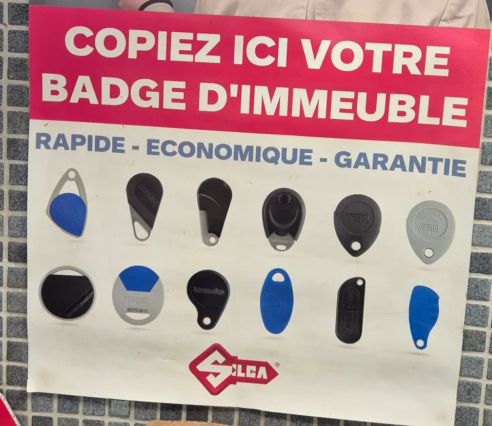 Affiche de copie de badges d'immeuble et éventail de badges reproduits