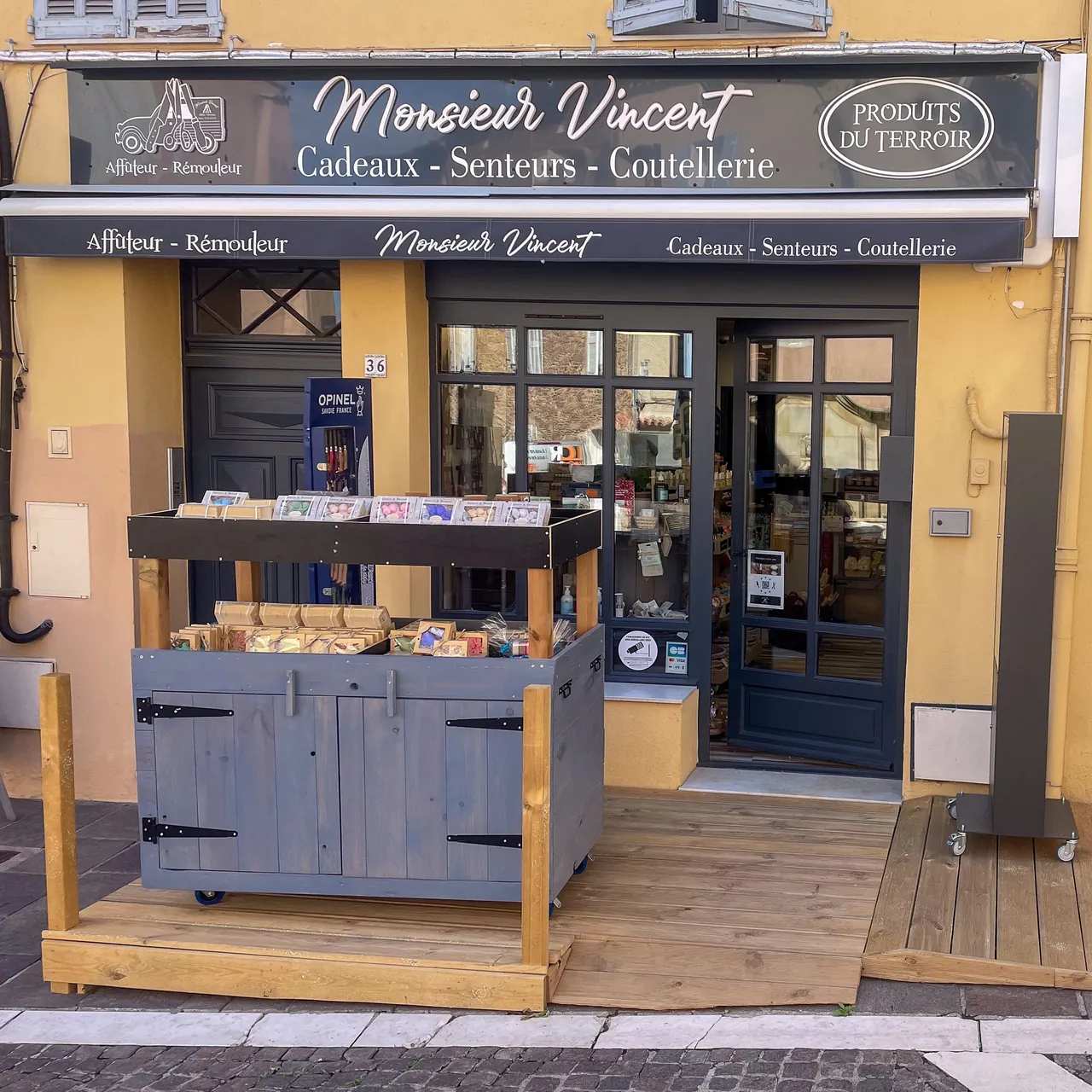 Façade de la boutique Monsieur Vincent à Roquebrune-sur-Argens