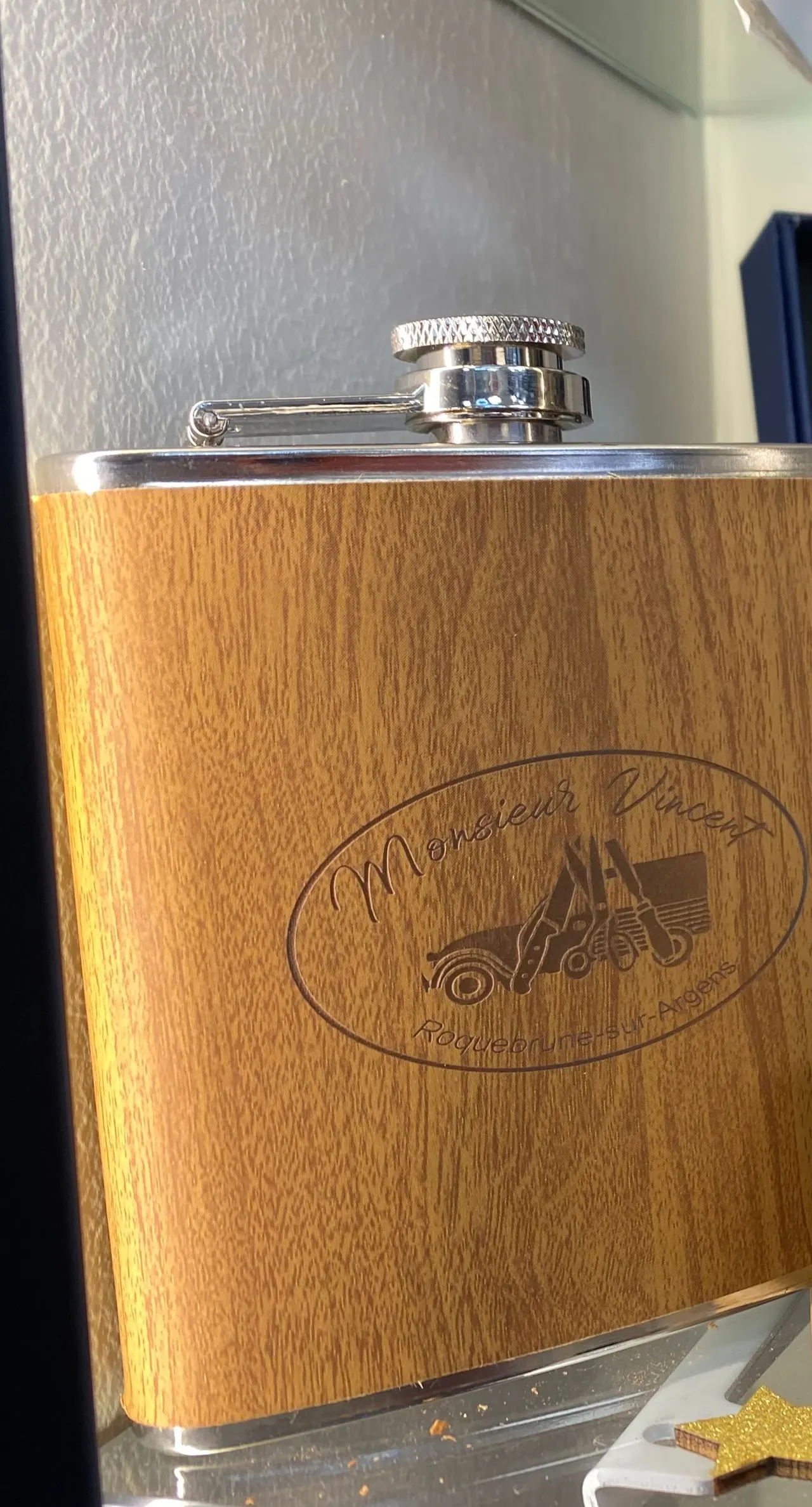 Flasque en bois gravée « Monsieur Vincent · Roquebrune-sur-Argens » présentée en boutique