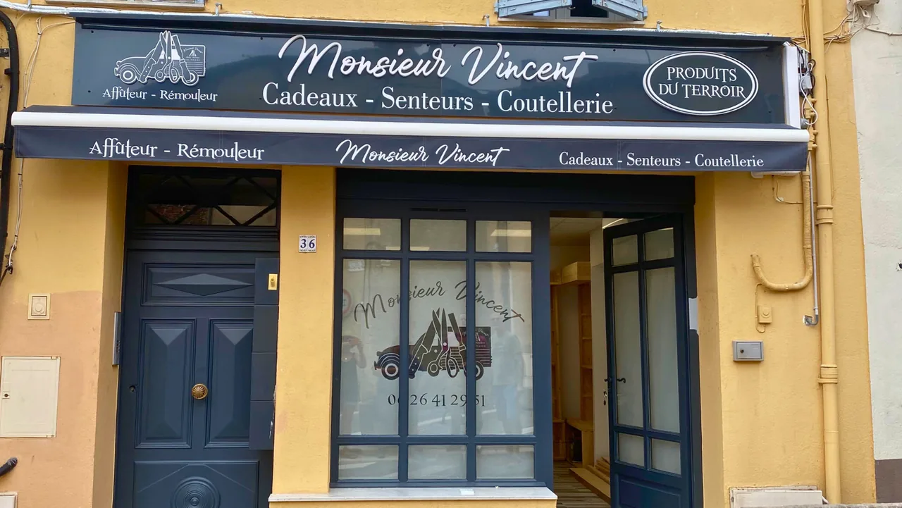 Façade de la boutique Monsieur Vincent au moment de son ouverture