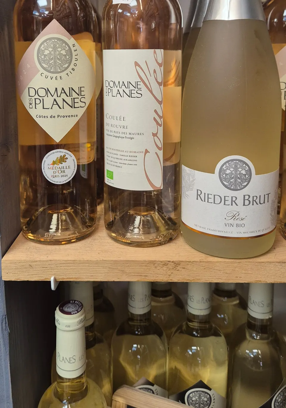 Bouteilles de rosé Domaine des Planes, Côtes de Provence, présentées en rayon
